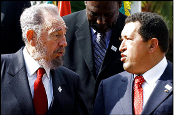 피델 카스트로 전 쿠바국가평의회 의장(왼쪽)과 우고 차베스 베네수엘라 대통령